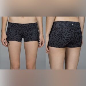 LULULEMON LUXTREME hot hot short, Animal Swirl Deep Coal Light 2” (M)